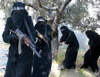 Fanatisch bis in den Tod. Kämpferinnen in einem Propagandavideo der Terrormiliz IS. Viele Frauen setzten ihre Kinder dem Horror des heiligen Krieges aus Foto: dpa