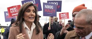 Nikki Haley (l.) möchte das Duell gegen Donald Trump nicht verlieren.