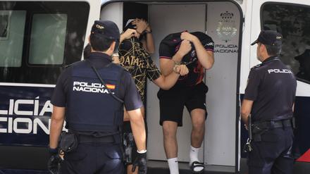 Polizisten führen die Verdächtigen zum Termin mit dem Haftrichter. Im Fall der mutmaßlichen Gruppenvergewaltigung auf Mallorca hat nun auch die Staatsanwaltschaft in Hagen offiziell ein Ermittlungsverfahren eingeleitet. (Archivfoto)