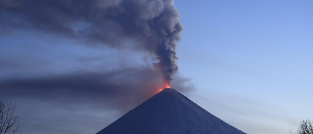 Rauch und Lava strömen aus dem Vulkan Kljutschewskoi auf der russischen Halbinsel Kamtschatka.