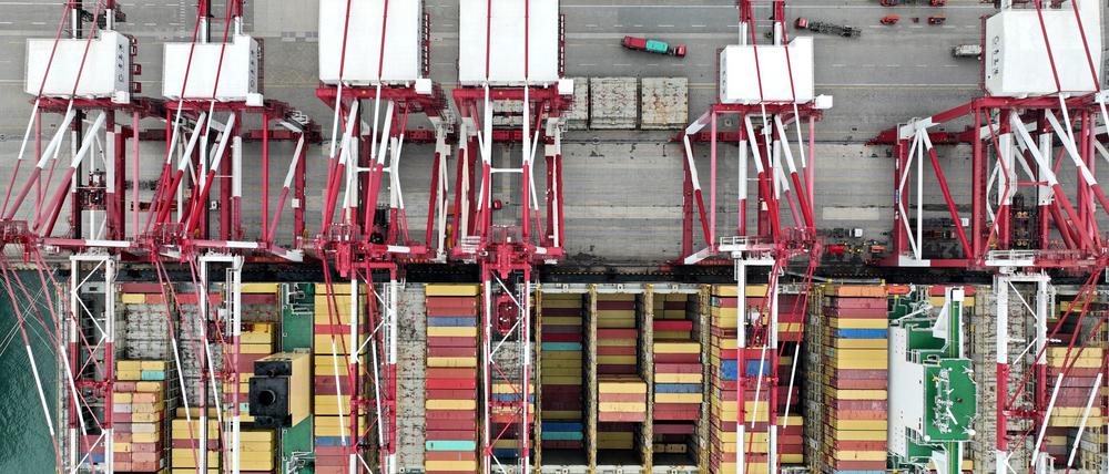 Blick von oben auf ein Containerschiff im Qianwan Container Terminal im Hafen von Qingdao in der ostchinesischen Provinz Shandong. 