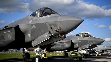Lockheed Martin F-35 Tarnkappen Mehrzweck Kampfjet der USA ist bei der Raumfahrtausstellung (ILA) ausgestellt. Die Rüstungsimporte in Europa haben sich in den vergangenen fünf Jahren beinahe verdoppelt. Das geht aus einem neuen Bericht hervor, den das Stockholmer Friedensforschungsinstitut Sipri veröffentlichte. 