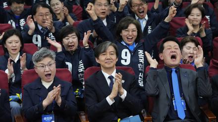 Cho Kuk (M.), Vorsitzender der Partei für den Wiederaufbau von Südkorea, und seine Parteimitglieder reagieren, als sie die Ergebnisse der Auszählung der Parlamentswahlen im Fernsehen in der Nationalversammlung verfolgen. 