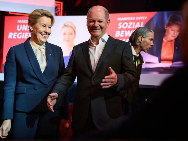 Bundeskanzler Olaf Scholz (r, SPD), und Franziska Giffey (l, SPD) verteidigten Berlin bei einem Wahlkampfevent gegen Kritik aus der CSU.