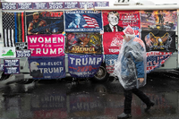 Donald Trump, Präsident der USA, tanzt nach seiner Rede bei einer Wahlkampfveranstaltung. Foto: Nell Redmond/dpa