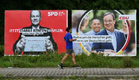 Wahlplakate mit den Spitzenkandidaten Olaf Scholz (SPD, l) und Armin Laschet (CDU). Foto: Arne Dedert/dpa