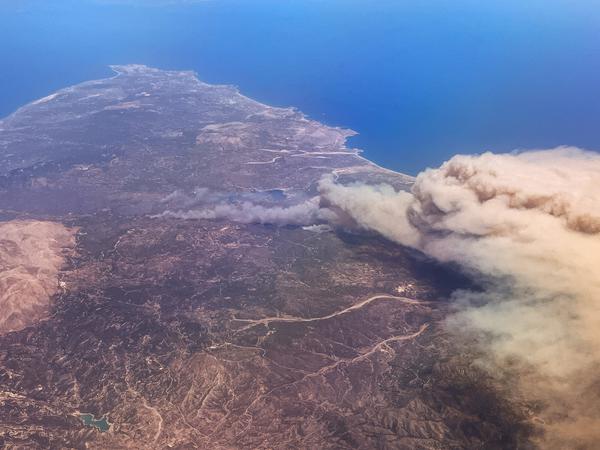 Auf der Ferieninsel Rhodos wüten Waldbrände.