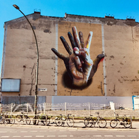 Ein Fingerzeig - wie auf diesem Wandgemälde in der Brückenstraße in Berlin-Mitte: Berlin ist wegen seiner Diversität womöglich besser als andere Orte für gemeinwohlorientierte Zusammenarbeit. Foto: Kevin P. Hoffmann