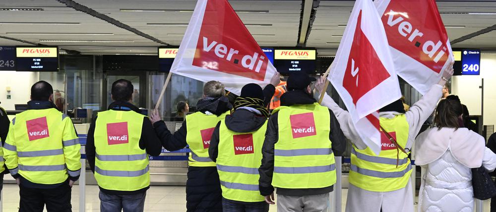 Beschäftigte der Abfertigung des Flughafens streiken für bessere Löhne. 
