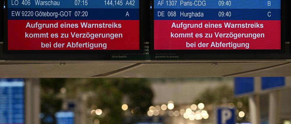 Auf den Bildschirmen im Flughafen Düsseldorf wird auf einen Warnstreik hingewiesen. 