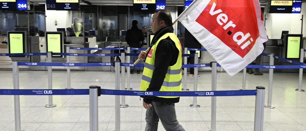 Beschäftigte der Abfertigung des Flughafens Düsseldorf streiken für bessere Löhne.