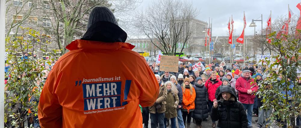 Am 27. Januar protestierten am RBB-Fernsehzentrum in Berlin mehrere Hundert Beschäftigte gegen die Haltung des Senders bei den aktuellen Tarifverhandlungen.