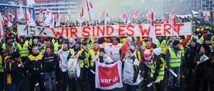 „15 Prozent: Wir sind es wert“ steht auf dem Transparent, das Demonstrantinnen und Demonstranten vor der Verdi-Bundeszentrale auf der Schillingbrücke halten. Sie fordern 15 Prozent mehr Lohn für Postangestellte. 