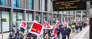 Mitarbeiter der hannoverschen Verkehrsbetriebe Üstra nehmen an einer Verdi-Demonstration teil.