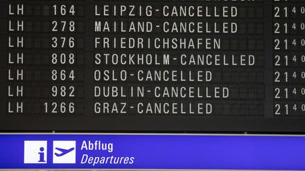 Ein Blick auf gestrichene Flüge der Lufthansa an der Abflugtafel vom Flughafen Frankfurt. Der erneute Warnstreik des Lufthansa-Bodenpersonals führt schon an diesem Montagabend zu zahlreichen Flugstreichungen. 