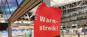 Ein Plakat mit dem Text ·Warnstreik· hängt im menschenleeren Terminal 2 im Flughafen Hamburg. 