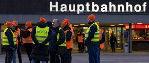Streikende der Gewerkschaft EVG stehen vor dem Duisburger Hauptbahnhof.