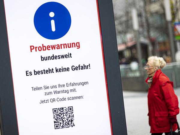 Beim bundesweiten Warntag am 8. Dezember wurde die Warnmeldung auch auf digitalen Info- und Werbetafeln ausgespielt, wie hier in der Innenstadt von Hannover. 