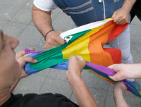 Zerren an der Regenbogenfahne - wem gehört die Deutungshoheit über die queere Community? Foto: Sergei Ilnitsky/EPA/dpa 