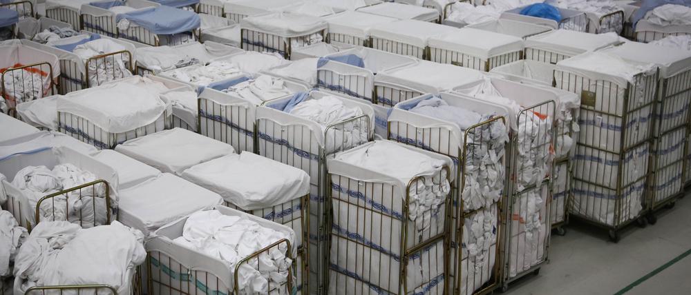 Im Fliegel-Lager in Neukölln warten Wäschewagen mit schmutzigen Bettlaken auf ihre Abholung.