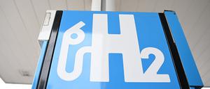 ARCHIV - 30.06.2023, Baden-Württemberg, Wendlingen: Ein Wasserstoff Logo ist an einer Wasserstoff Tankstelle für Autos angebracht.      (zu dpa "Von wegen farblos: Was Wasserstoff von Wasserstoff unterscheidet") Foto: Bernd Weißbrod/dpa +++ dpa-Bildfunk +++