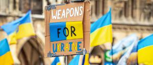 Protestierende fordern im Februar 2024 in München mehr Waffen für die Ukraine.