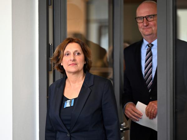 Britta Ernst erklärte am 17. April im Beisein von Ministerpräsident Dietmar Woidke (beide SPD) bei einer Pressekonferenz ihren Rücktritt als Bildungsministerin.