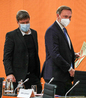 Unterschiedliche Auffassungen zu Gaskraftwerken: Wirtschaftsminister Robert Habeck (links) und Finanzminister Christian Lindner. Foto: Omer Messinger/REUTERS