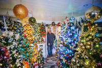 Thomas Jeromin hat mit 444 Weihnachtsbäumen in seinem Haus einen neuen Weltrekord aufgestellt. Foto: Ole Spata/dp
