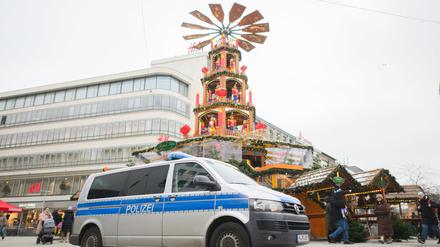 01.12.2023, Niedersachsen, Hannover: Ein Fahrzeug der Polizei fährt an der Weihnachtspyramide am Kröpcke vorbei. 