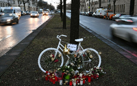 In Berlin erinnern "Ghost Bikes" an jene Radfahrer, die im Straßenverkehr umgekommen sind. Foto: Soeren Stache/dpa