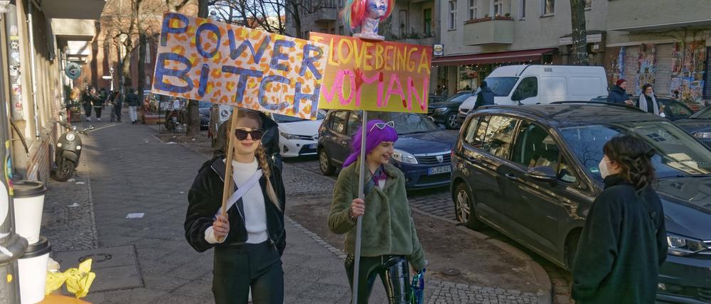 Zwei Frauen protestieren für mehr Frauenrechte in Neukölln. Für den Internationalen Weltfrauentag sind eine Reihe von Veranstaltungen wie der „Purple Ride“, eine queerfeministische Fahrraddemo, in Berlin geplant.