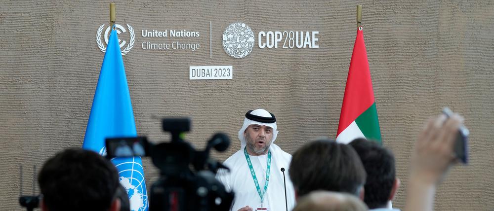 Madschid Al-Suwaidi  (M), Generaldirektor der COP28, spricht während einer Pressekonferenz auf dem UN-Klimagipfel COP28. 