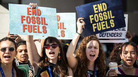 Klimaaktivistinnen demonstrieren vor dem Klimagipfel.