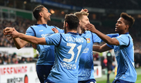 Leverkusens Kevin Volland (2vl) jubelt mit Karim Bellarabi (l), Mitchell Weiser und Wendell (r) über sein Tor zum 1:0. Foto: dpa