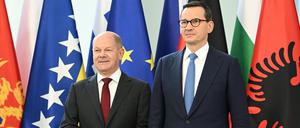 03.11.2022, Berlin: Bundeskanzler Olaf Scholz (l, SPD) begrüßt Polens Ministerpräsident Mateusz Morawiecki zum Westbalkan-Gipfel. Es nehmen die Staats- und Regierungschefs der sechs Staaten des westlichen Balkans teil, die einen EU-Beitritt anstreben. Foto: Britta Pedersen/dpa +++ dpa-Bildfunk +++