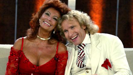 Die italienische Schauspielerin Sophia Loren scherzt mit Showmaster Thomas Gottschalk während der 150. Sendung der Fernsehshow „Wetten, dass..?“. 