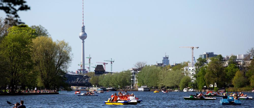 21.04.18, Berlin: Boote und Wassertreter auf der Spree am Treptower Park. Foto: Christoph Soeder/dpa +++ dpa-Bildfunk +++