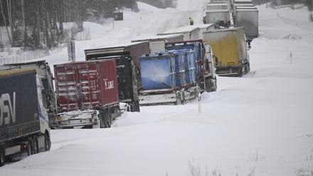 Zahlreiche Lastwagen stecken am 4. Januar 2024 auf der Europastraße 22 bei Linderöd in Südschweden fest. 