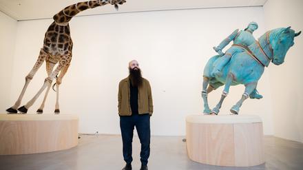 Der Künstler Julius von Bismarck in seiner neu eröffneten Ausstellung “When Platitudes Become Form“ in der Berlinischen Galerie.