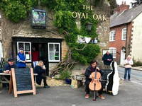Cellist Guy Johnston spielt regelmäßig vor dem "Royal Oak"-Pup. Foto: Promo