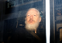 Wikileaks-Gründer Julian Assange nach seiner Festnahme 2019 in einem Polizeiwagen. Foto: REUTERS/Henry Nicholls