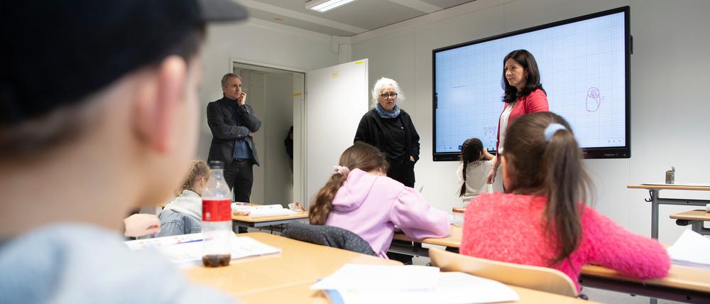 Bildungssenatorin Katharina Günther-Wünsch (CDU) besucht die „Willkommensschule TXL“. 