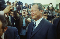 Willy Brandt nach seiner Wahl zum Bundeskanzler, 21. Oktober 1969, beim Verlassen des Bundestagsgebäudes in Bonn. Foto: akg-images / AP