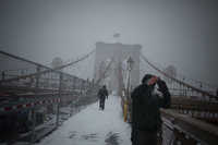 Fußgänger auf der Brooklyn Bridge in New York Foto: dpa/EPA/John Taggart