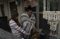 In Houston wärmen sich zwei Frauen an einem Barbecue-Grill. Foto: Go Nakamura/Getty Images/AFP