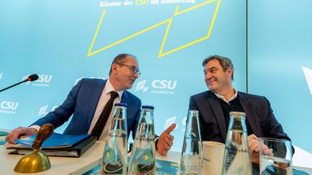 Markus Söder (r, CSU), Ministerpräsident von Bayern und CSU-Vorsitzender, und Alexander Dobrindt, CSU-Landesgruppenchef, sitzen zum Auftakt der Winterklausur der CSU im Bundestag auf ihrem Platz im Sitzungssaal.