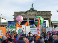 Um 12 Uhr gab es eine große Kundgebung am Brandenburger Tor. Foto: Jörn Hasselmann