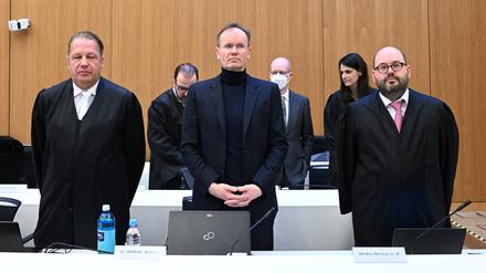 Der frühere Wirecard-Vorstandschef Markus Braun (m) steht zwischen seinen Anwälten Alfred Dierlamm (l) und Nico Werning (r) im Gerichtssaal: Braun muss sich wegen des Verdachts des gewerbsmäßigen Bandenbetrugs vor dem Landgericht München verantworten (Archivbild).
