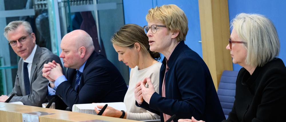 Die Wirtschaftsweisen: Martin Werding, Achim Truger, Ulrike Malmendier, Veronika Grimm und Monika Schnitzer (von links).